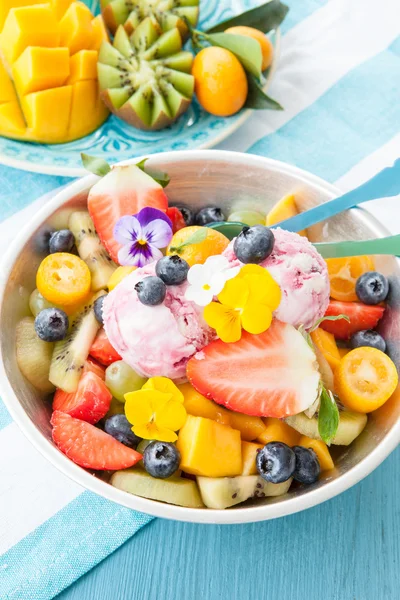 Frischer Obstsalat mit Kugeln Eis — Stockfoto