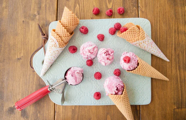 Copas de helado de frambuesa — Foto de Stock