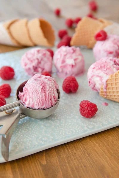 Copas de helado de frambuesa —  Fotos de Stock