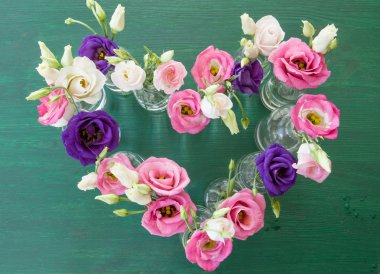 Rustik arka plan üzerinde taze çiçekler