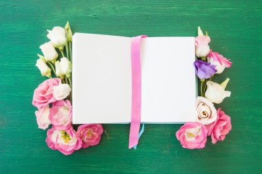 Rustik arka plan üzerinde taze çiçekler