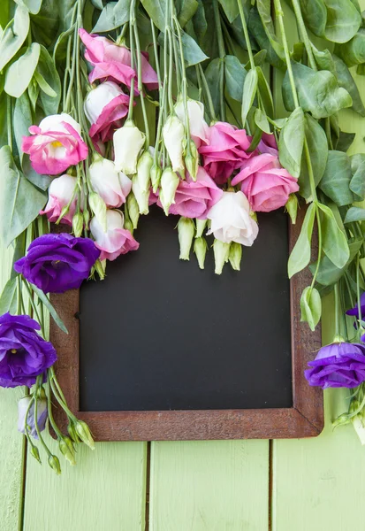 Verse bloemen op rustieke achtergrond — Stockfoto