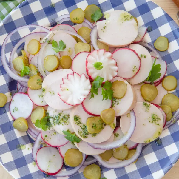 Salada de salsicha bávara — Fotografia de Stock