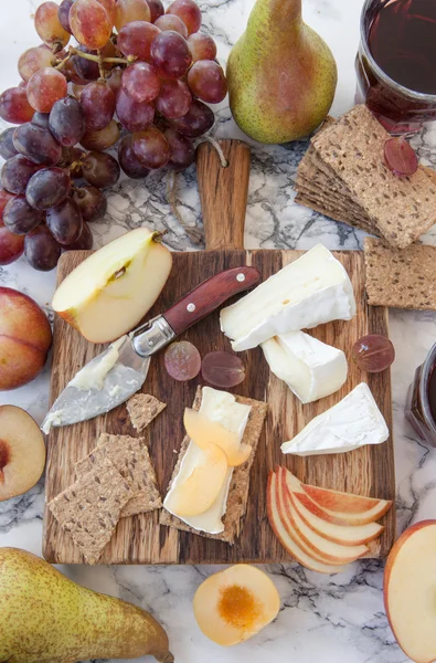 Měkký sýr a sušenky — Stock fotografie