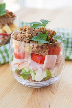 Bir bardakta sandviç