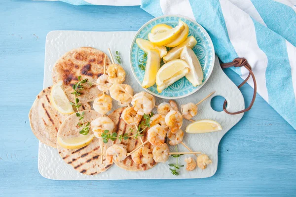 Brochetas de camarones con limón — Foto de Stock