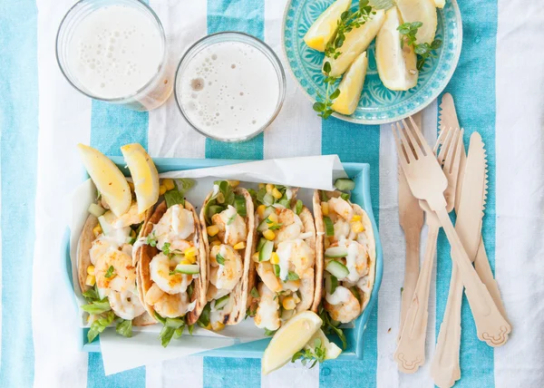 Tacos de camarão com limão fresco — Fotografia de Stock