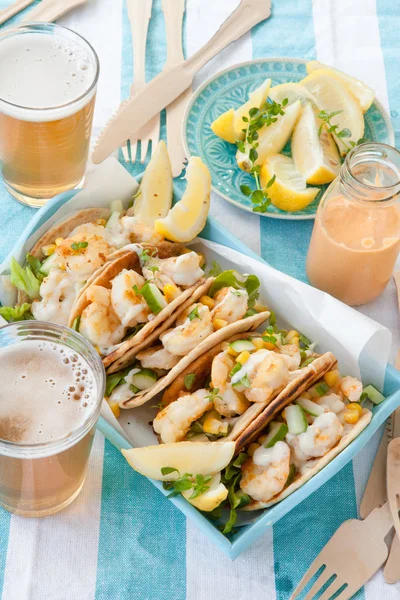 Tacos de camarão com limão fresco — Fotografia de Stock