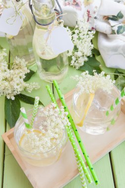 Mürver yapılan ev yapımı limonata