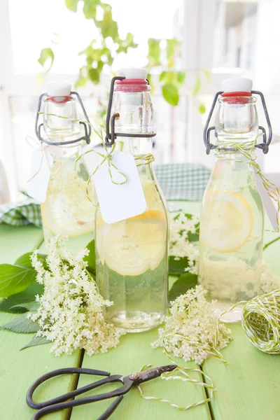 Limonada caseira feita de sabugueiro — Fotografia de Stock