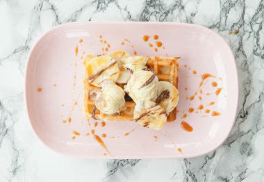 Taze muz ile waffle