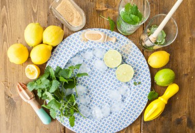 Kokteyller taze malzemelerle hazırlanıyor