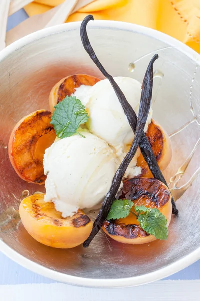 Grilled apricots with vanilla — Stock Photo, Image