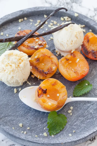 Grilled apricots with vanilla — Stock Photo, Image