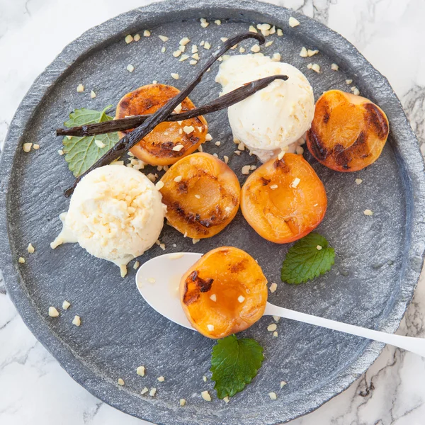 Grilled apricots with vanilla — Stock Photo, Image