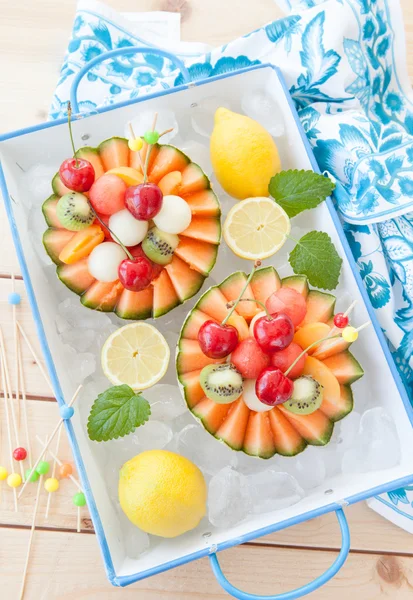 Fruitsalade in een cantaloupe meloen — Stockfoto