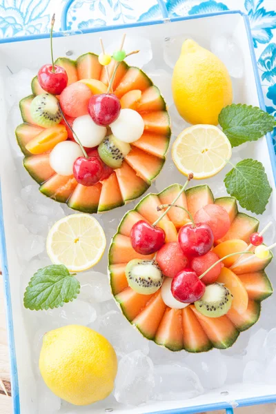 Ensalada de frutas en melón melón — Foto de Stock