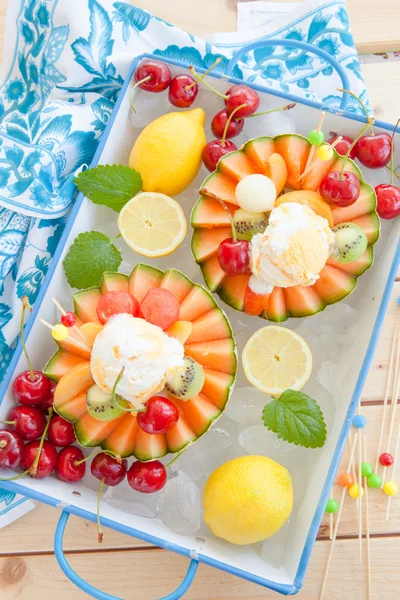 Salade de fruits dans un melon cantaloup — Photo