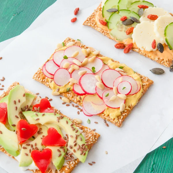 Pan crujiente con verduras frescas — Foto de Stock