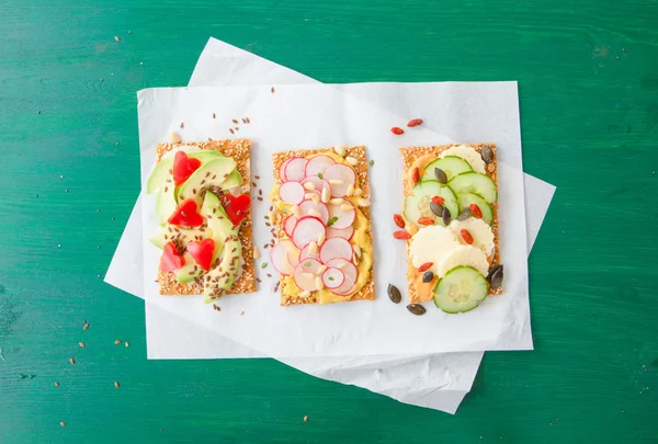 Pan crujiente con verduras frescas — Foto de Stock