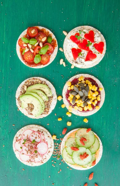 Pasteles de arroz con verduras frescas — Foto de Stock