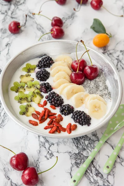 Yoghurt med färska frukter — Stockfoto