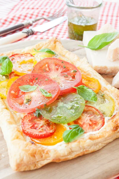 Zelfgemaakte bladerdeeg met verse tomaten — Stockfoto