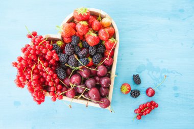 taze kırmızı meyveler