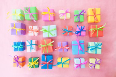 birçok renkli hediye kutuları