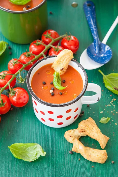 Supă de roșii în cană rustică — Fotografie, imagine de stoc