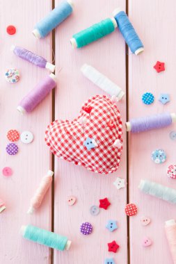 Bir kalp şeklinde iğnelik