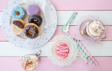 Sıcak çikolata ve çörek