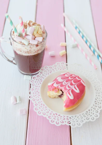 Chocolate quente e donuts — Fotografia de Stock