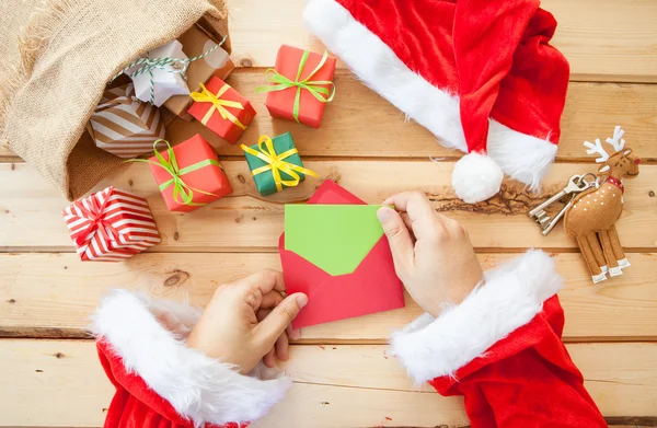 Santa Claus leyendo cartas —  Fotos de Stock