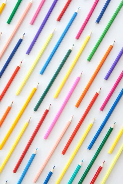 Crayons coloridos em linhas paralelas — Fotografia de Stock