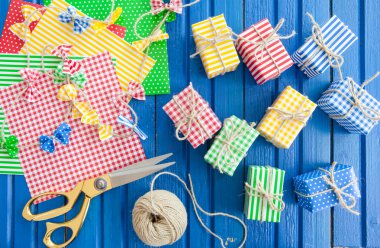 Küçük renkli hediye kutuları