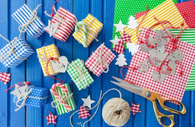 Küçük renkli hediye kutuları