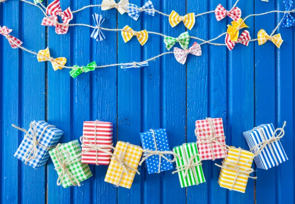 Küçük renkli hediye kutuları