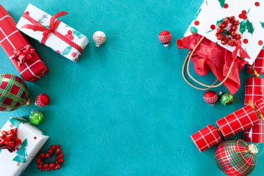 Mutlu Noeller için renkli paketlenmiş hediyeler