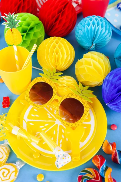 Parti Çocukların Doğum Günü Için Dekorasyonlu Renkli Masa — Stok fotoğraf