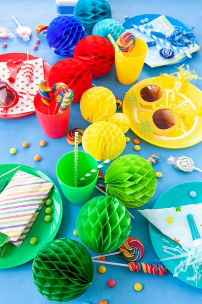 Kleurrijke Tafel Met Decoraties Voor Een Feestje Kids Verjaardag — Stockfoto