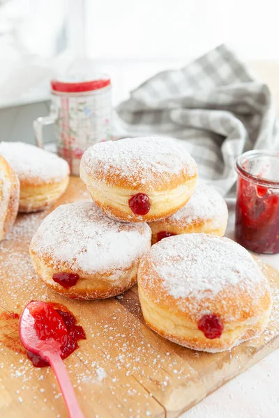 Heerlijke Duitse Donuts Gevuld Met Jam Poedersuiker — Stockfoto