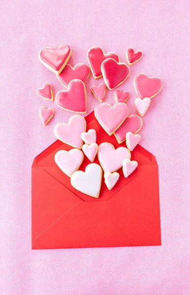 Kleine Koekjeshartjes Met Roze Glazuur Een Roze Achtergrond — Stockfoto