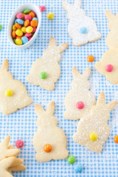 Biscuits Sucre Forme Lapin Aux Lentilles Chocolatées Colorées — Photo