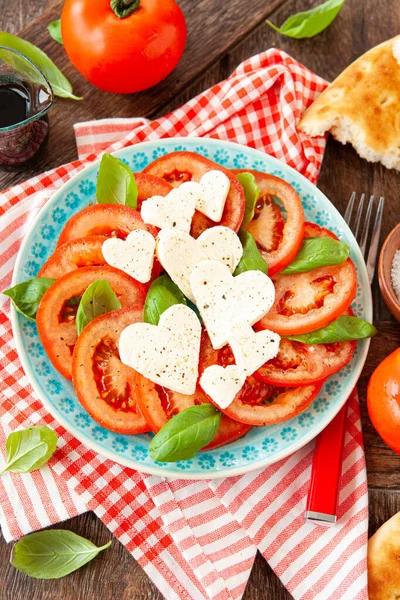 Verse Tomatensalade Met Mozzarella Kaas Hartvorm Met Basilicum — Stockfoto