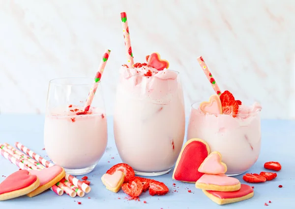 Eiskalter Milchshake Mit Sahne Und Getrockneten Erdbeeren — Stockfoto