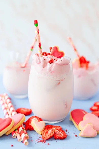 Eiskalter Milchshake Mit Sahne Und Getrockneten Erdbeeren — Stockfoto