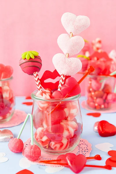 情人节的小罐子 上面有可爱的心形糖果 — 图库照片