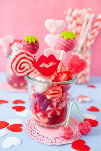Malá Sklenice Roztomilými Sladkostmi Tvaru Srdce Valentýna — Stock fotografie