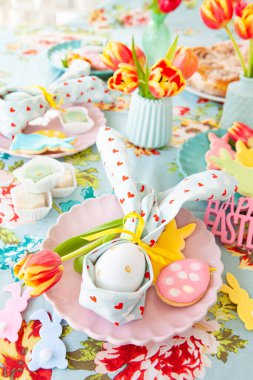 Paskalya için şekerli renkli masa ayarları